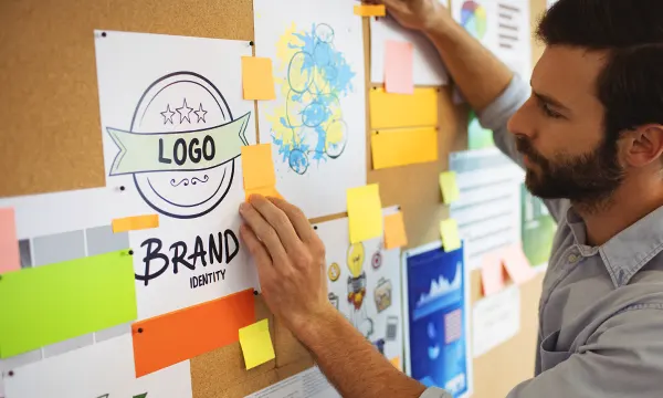 logo identita visiva sostenibile grafico esperto come fare